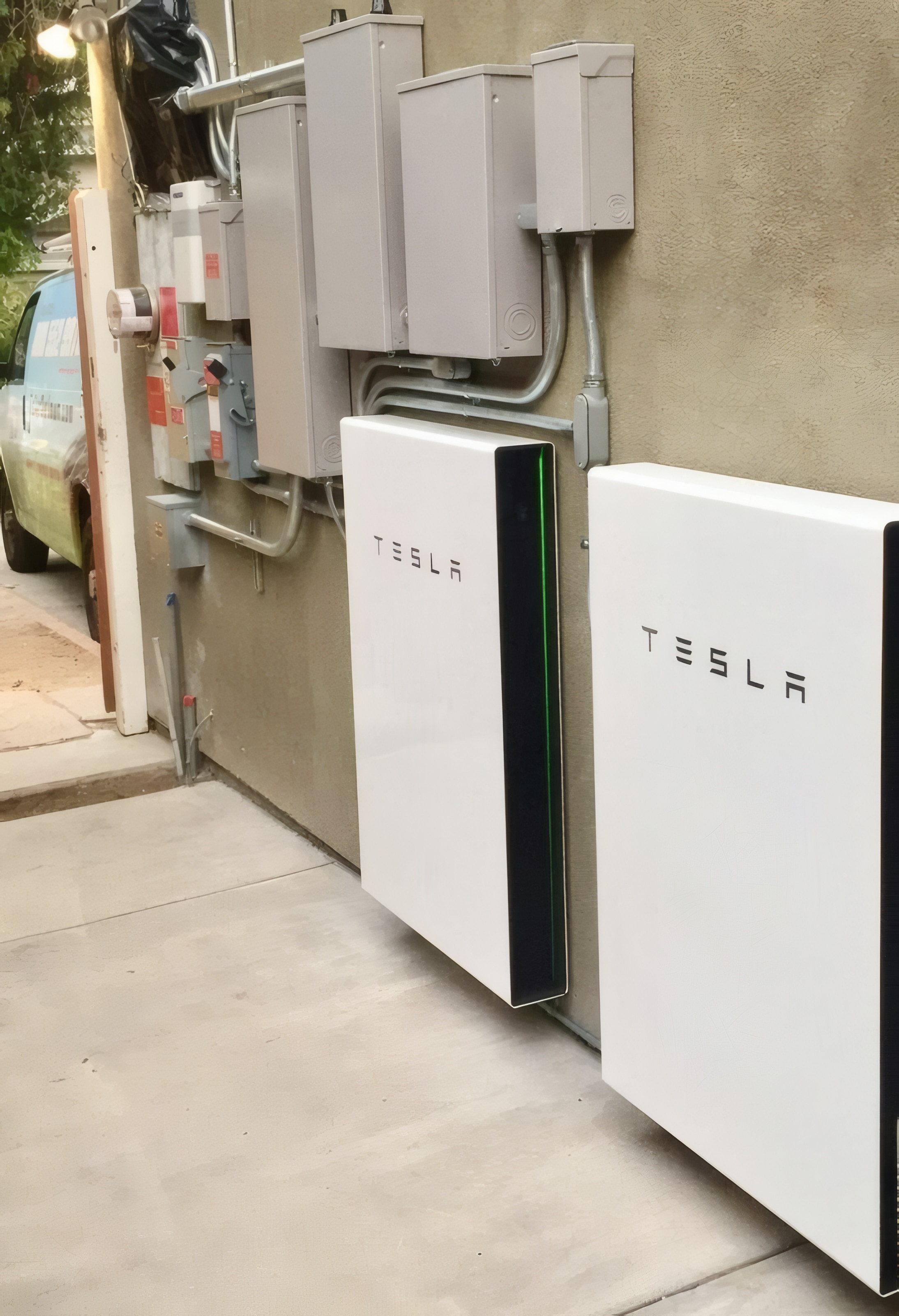 Joueuse du Tesla Powerwall 3 portant la collection PWRHUBUSA de façon lifestyle