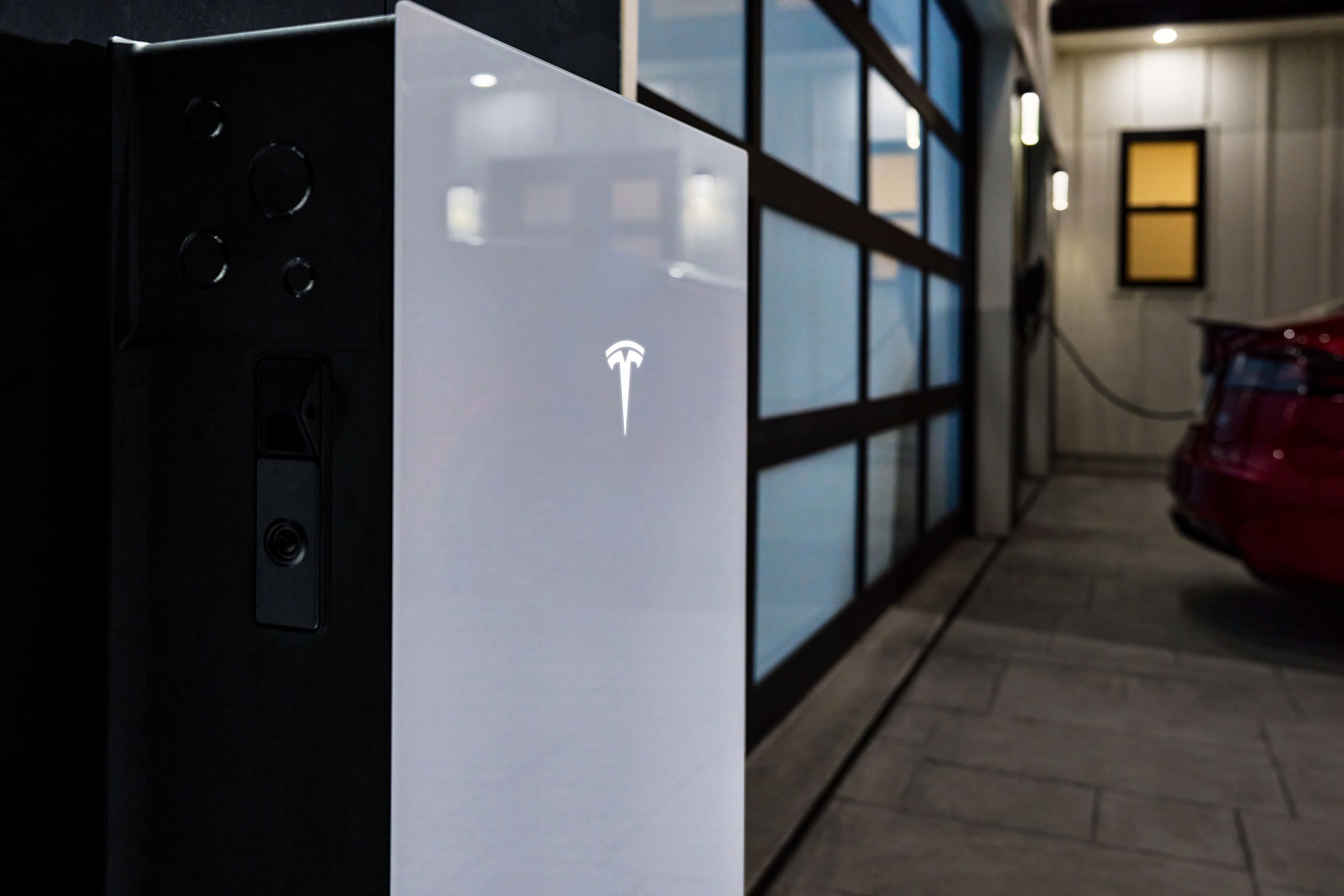 PwrHub USA team member du Tesla Powerwall 3 portant le system PWRHUBUSA