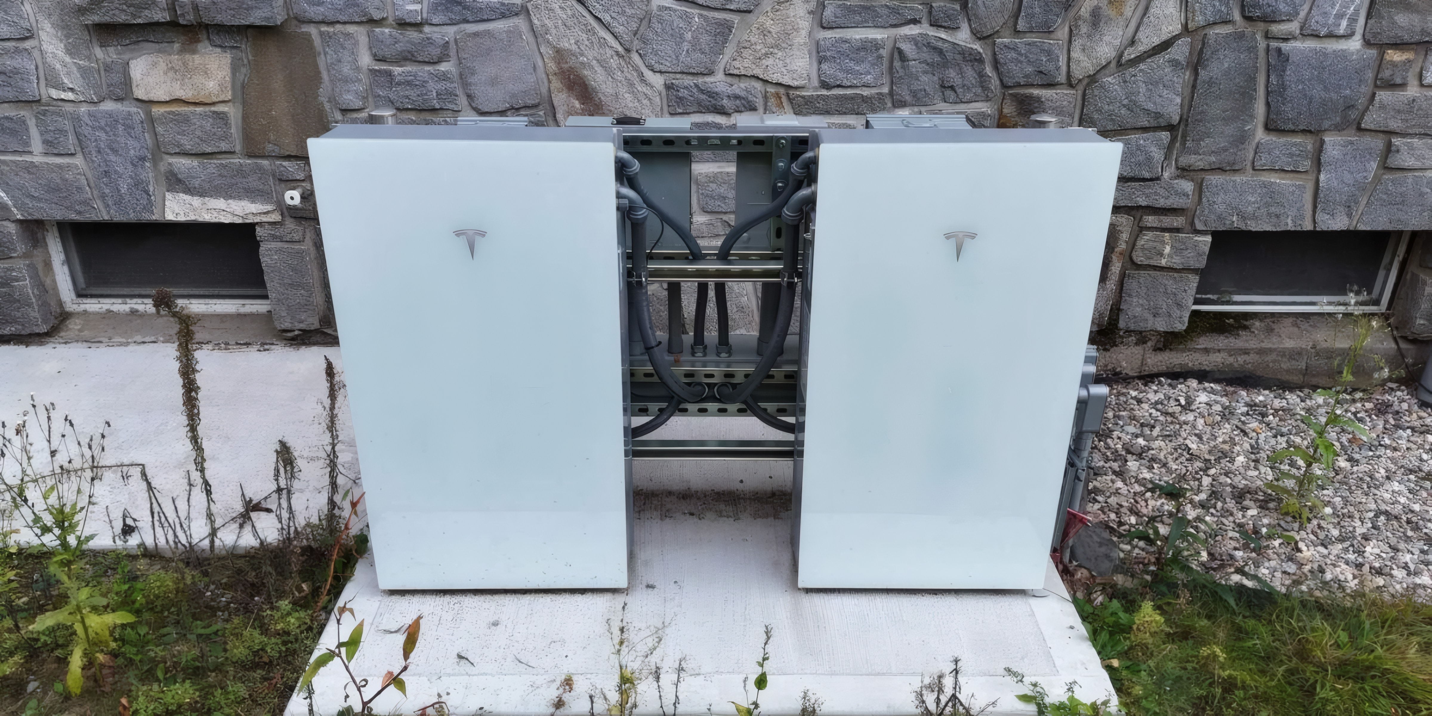 PwrHub USA team member du Tesla Powerwall 3 portant la collection PWRHUBUSA